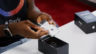 VIDEO: Un iPhone sigilat din 2007, cumpărat pentru 40.000 de dolari, a fost scos din cutie. Cum arată telefonul după 16 ani